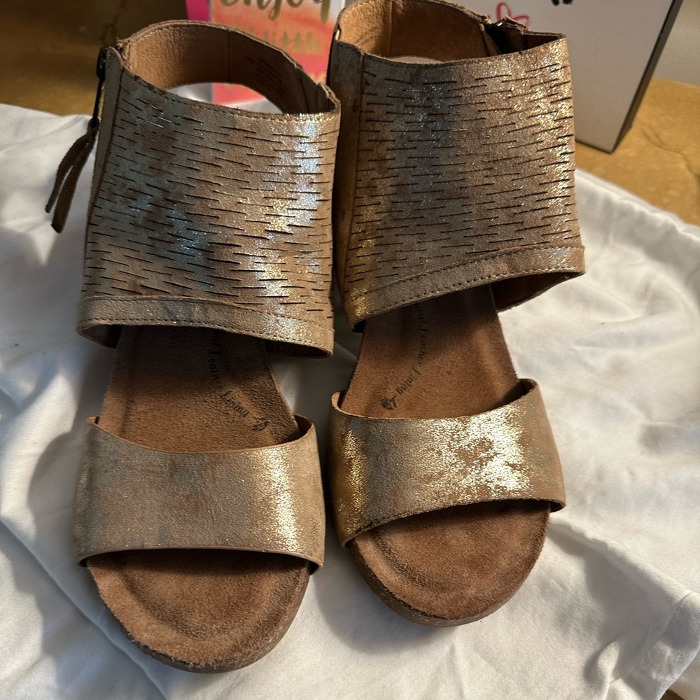 Soft golden leather scandals!    So cute ! Easy slip on with zippers on the side
